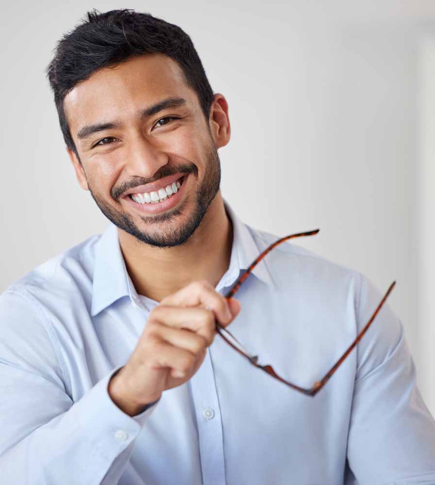 Ojo seco joven con lentes